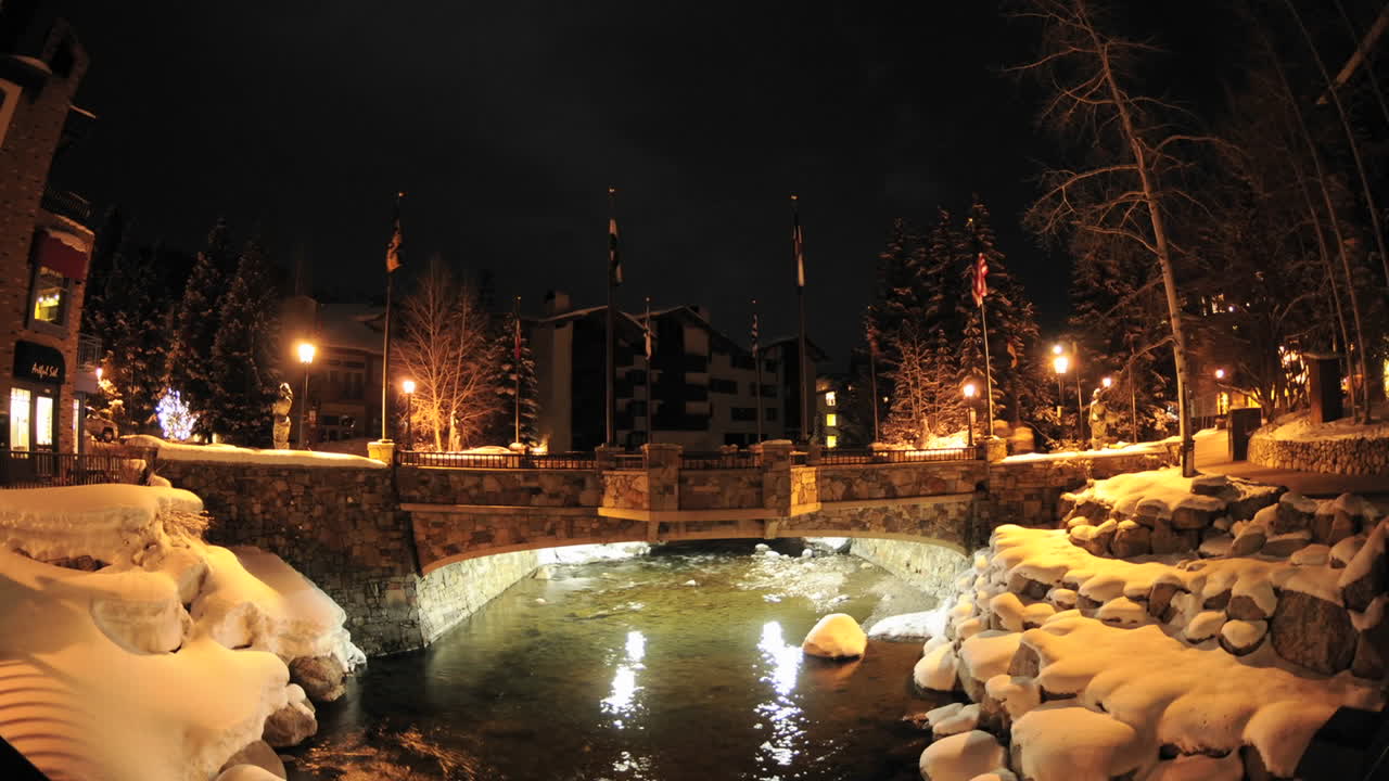 베일 콜로라도를 흐르는 고어 크릭의 야간 시간 경과