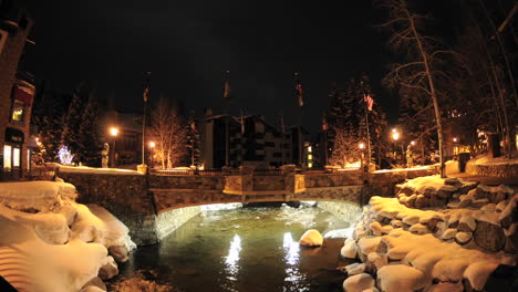 lapso de tiempo nocturno de gore creek que fluye a través de vail colorado