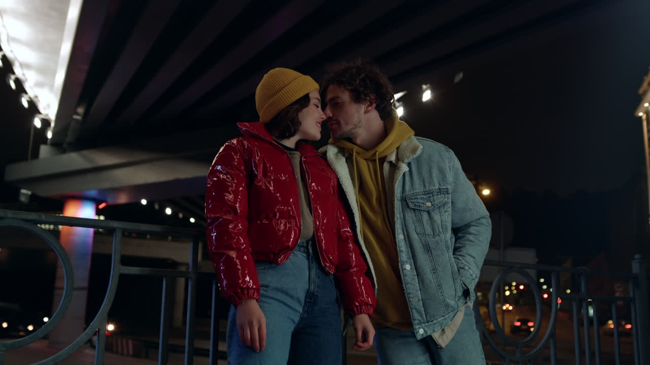 um casal a beijar-se na rua.