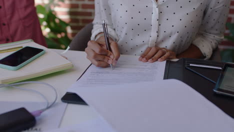 Cerrar-Una-Mujer-De-Negocios-Firmando-Un-Contrato-Con-Un-Cliente-Escribiendo-Una-Firma-Disfrutando-De-Una-Asociación-Exitosa-Para-El-Desarrollo-De-Una-Empresa-Emergente-Discutiendo-El-Papeleo-En-Una-Reunión-De-Oficina