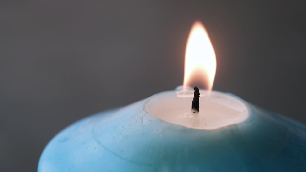 una vela azul ardiente