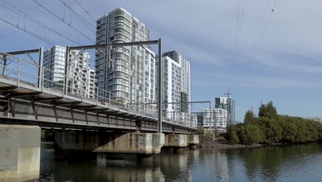 El-Tren-Cruza-El-Puente-Del-Ferrocarril-De-Derecha-A-Izquierda-Sobre-Wolli-Creek-Nsw