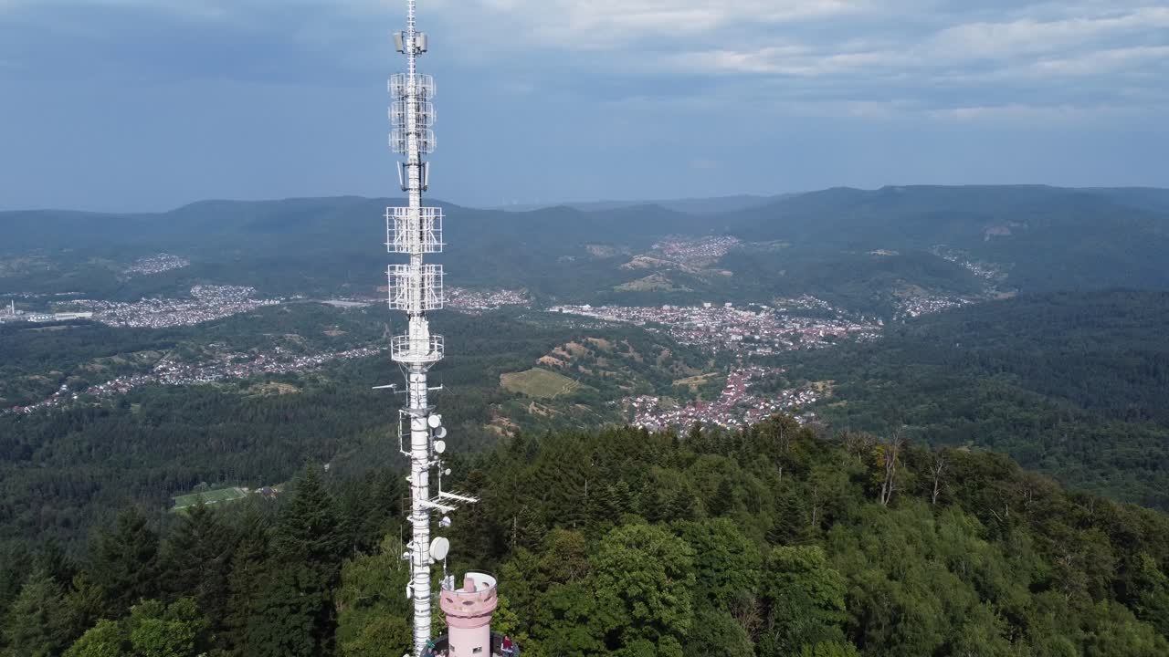 clip cinematográfico de 4k sobre la montaña merkur y la torre de radio merkurturm en la selva negra por baden baden, alemania
