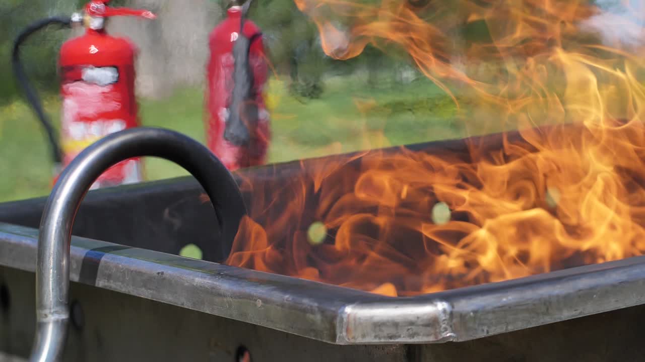 las sartenes encendidas en el aceite