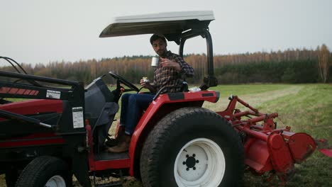 granjero almorzando en un tractor