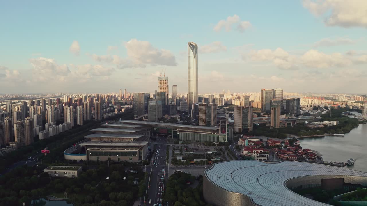 edificios de cbd por el lago jinji en suzhou, china.