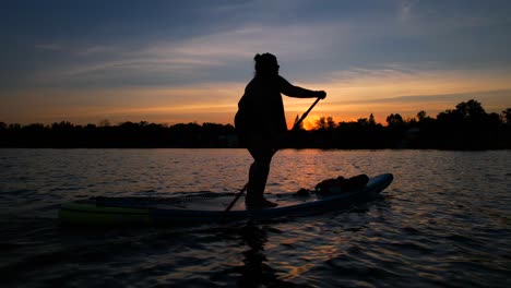 mujer standup paddle embarque crepúsculo silueta primer plano increíble