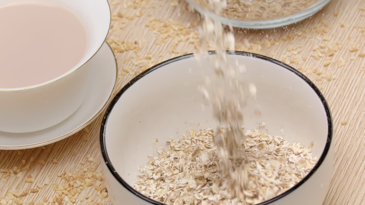 Una scena di colazione sana e rinfrescante con cereali a base di semi versati in una ciotola, consistenza rustica della ciotola e aspetto delizioso e salutare, perfetta per la colazione o uno spuntino, enfatizzando la freschezza