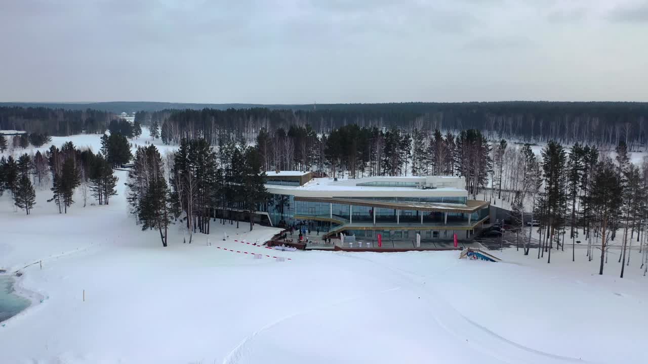 Luminen hiihtokeskus modernilla rakennuksella