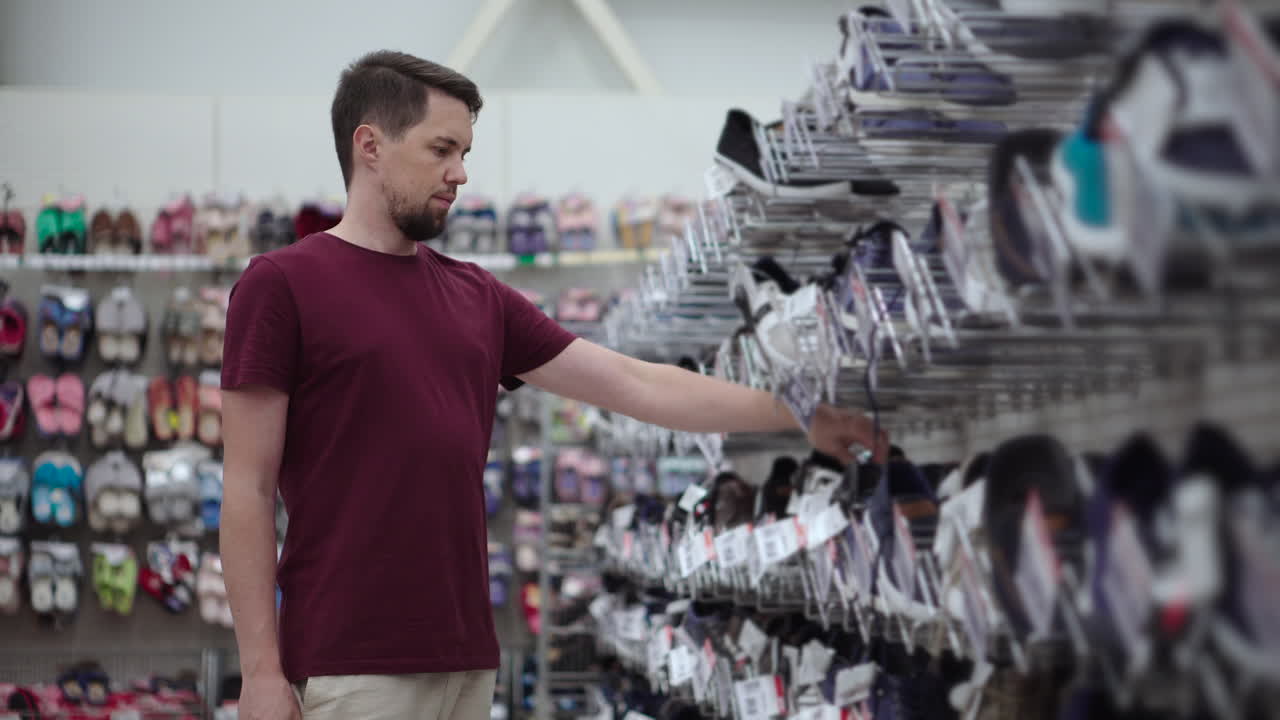Uomo che compra scarpe in un negozio