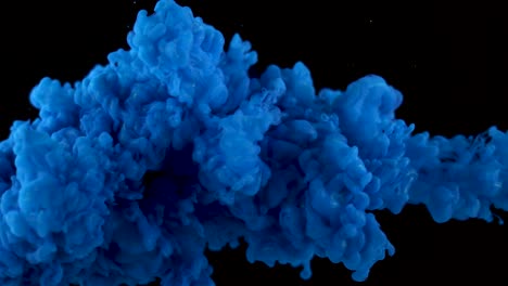pintura azul en el agua