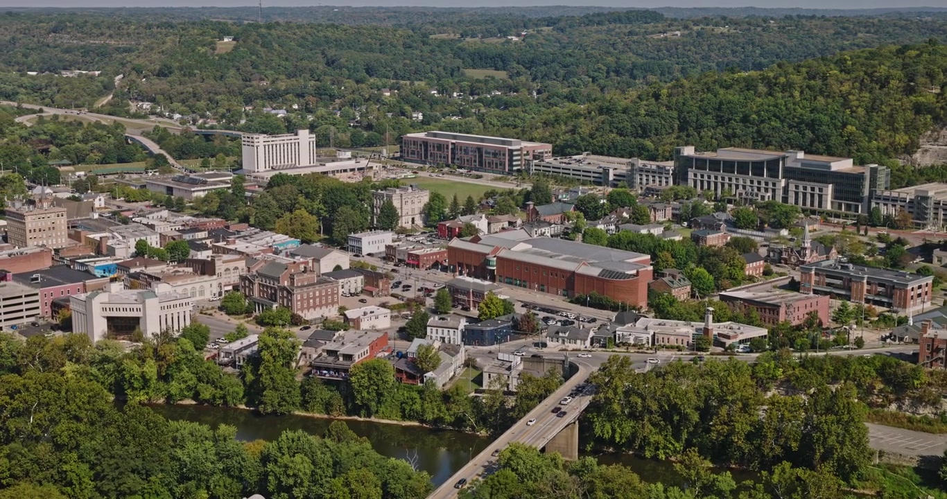 Sorvolo aereo v11 di Frankfort, Kentucky, sopra i quartieri lungo il fiume Kentucky verso il centro storico della città e le colline boscose - Ripreso con Inspire 3 8k - 21 settembre 2023