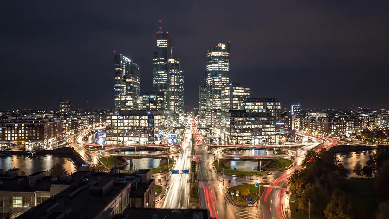 Splendido Paesaggio Urbano al Crepuscolo: Una Vista Comparativa dell'Architettura Urbana e delle Luci Brillanti della Città che Sfumano dal Giorno al Calar della Notte.
