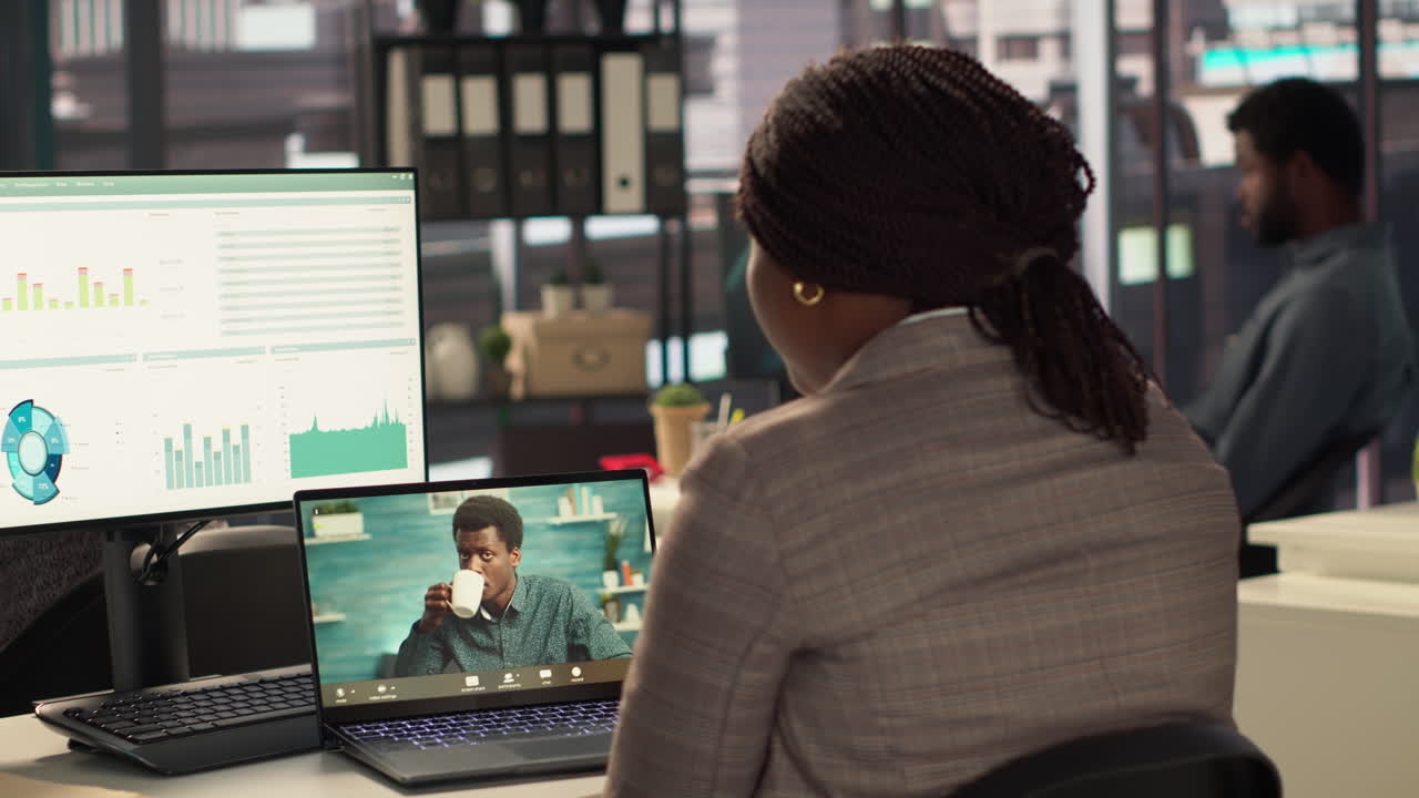 mujer de negocios en video llamada en la oficina