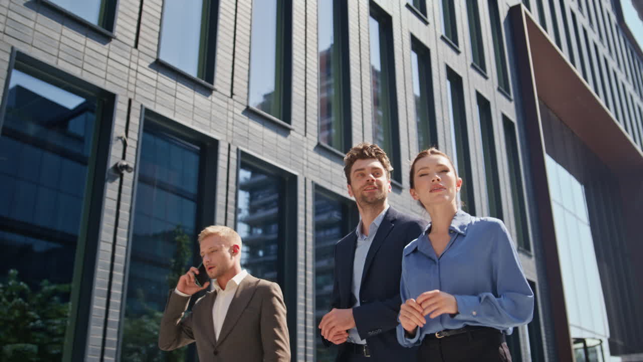 три бизнесмена идут в офис в солнечное утро. сотрудники идут по улице.