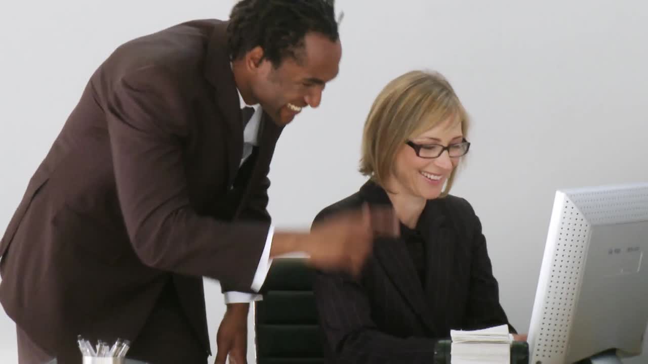 el hombre de negocios quiere que su asociado tenga la idea