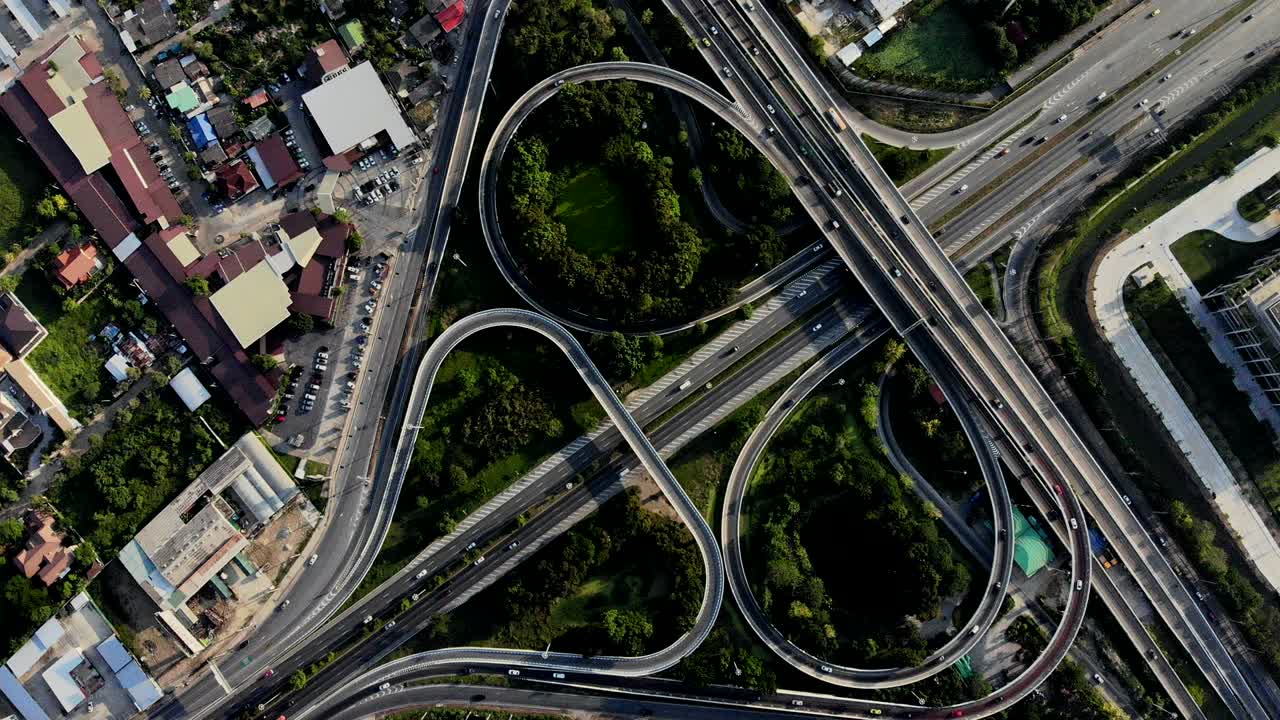 vista de arriba de la autopista, el tráfico vial es una infraestructura importante