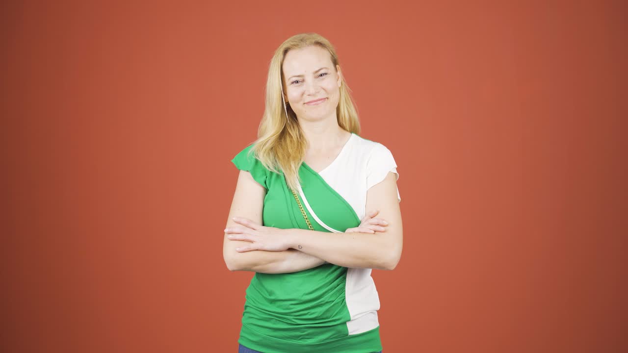 카메라를 바라보는 여성이 자신감을 나타 ⁇ 니다.