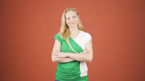 eine frau schaut in die kamera und macht ein vertrauenszeichen.