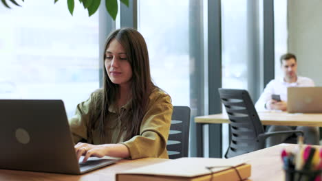 Frau-Sitzt-Im-Büro