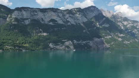 un enorme terreno rocoso de los alpes suizos con vistas al lago walensee, belleza natural filmada por un dron