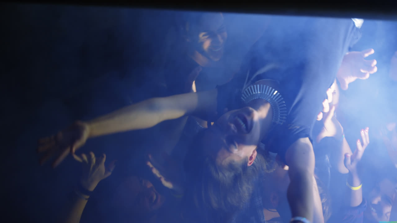 толпа серфинга на концерте 4k