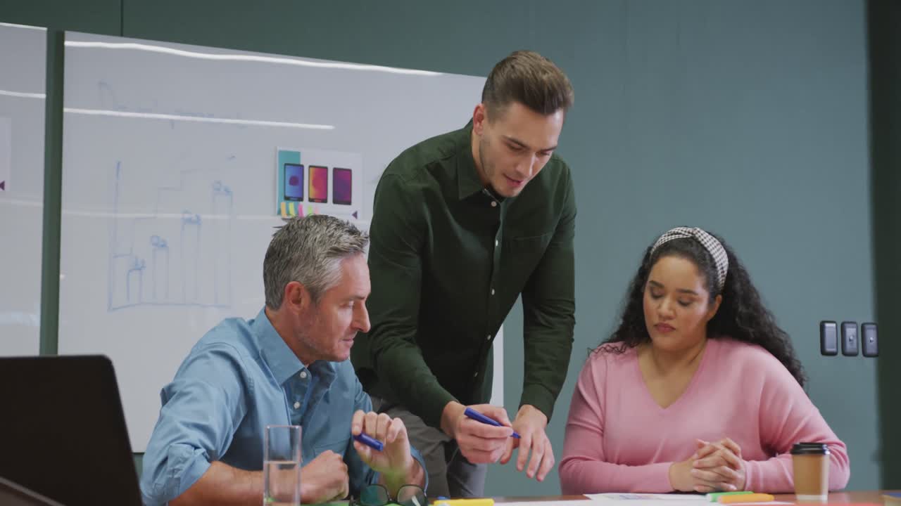 diversas personas de negocios felices discutiendo el trabajo durante una reunión en la oficina