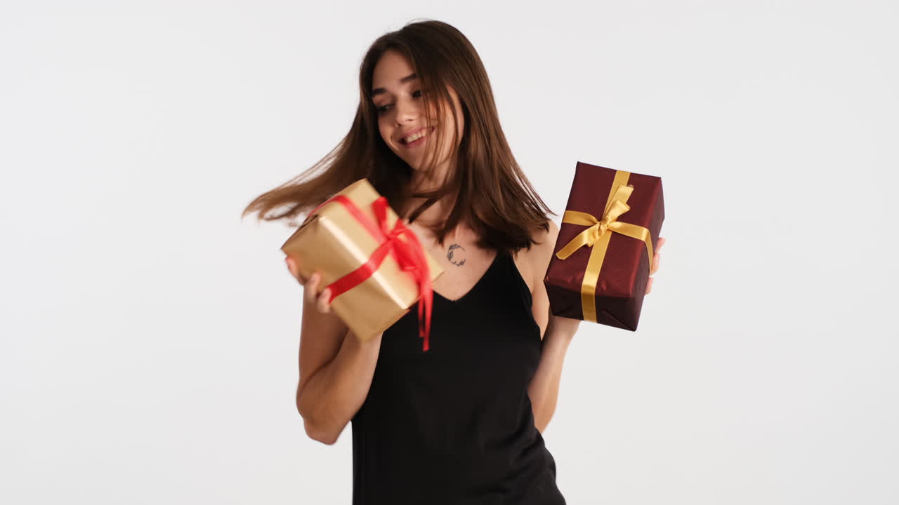 una mujer caucásica posando frente a la cámara.