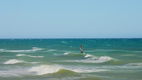 surfista de viento en el mar