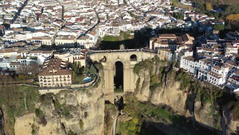 Dorf-Ronda-Spanien-Mit-Bogenbrücke-Puente-Nuevo-Teil-Der-Provinz-Málaga-Andalusien,-Luftschwenk-Rechts-Kreisende-Aufnahme