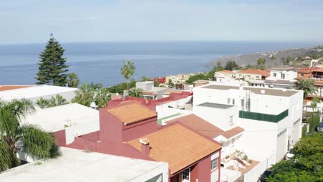 Imágenes-De-Drones-De-Un-Pueblo-Español-Junto-Al-Océano-En-Las-Islas-Canarias