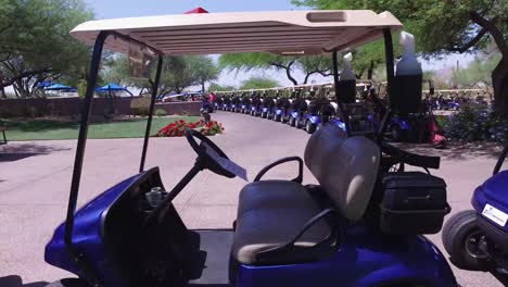 Viajar-A-Través-De-La-Abertura-En-Un-Carrito-De-Golf-En-El-Campo-De-Golf-Greyhawk,-Scottsdale,-Arizona