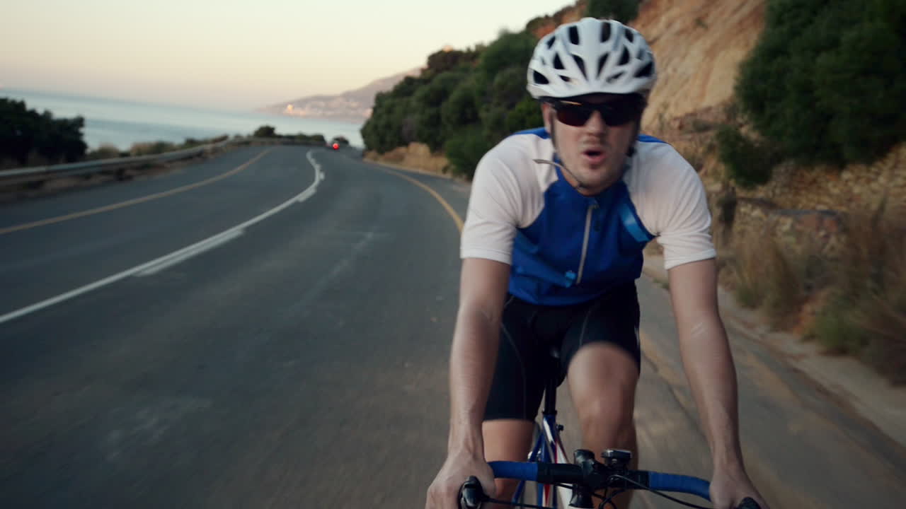 hombre saludable en bicicleta de carretera en bicicleta al aire libre fitness steadicam shot