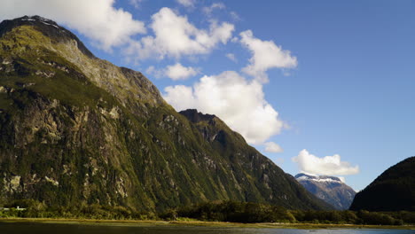 cuenca de aguas profundas de milford sound en un día soleado