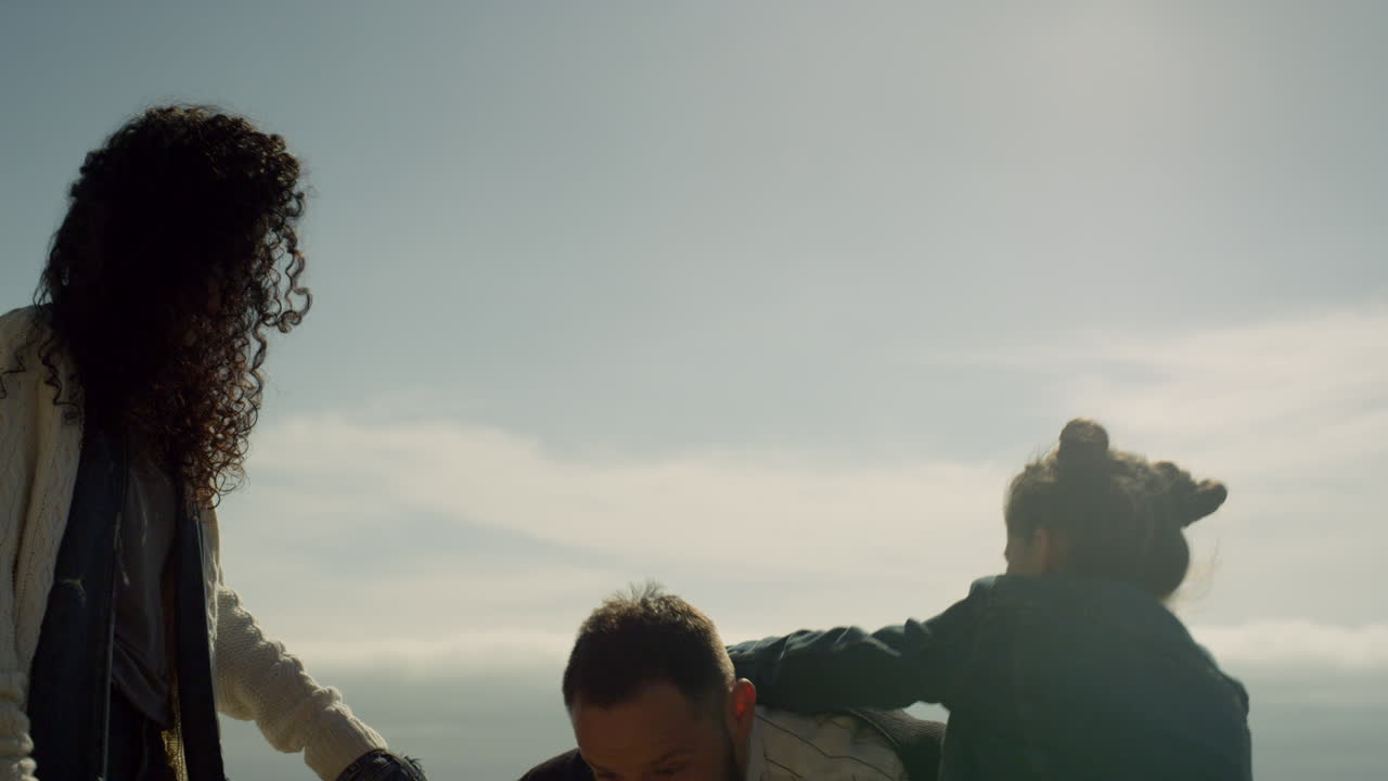 바에서 은 해변 날에 함께 재미를 즐기는 가족. 행복한 사람들이 재미를 즐기고 있습니다.