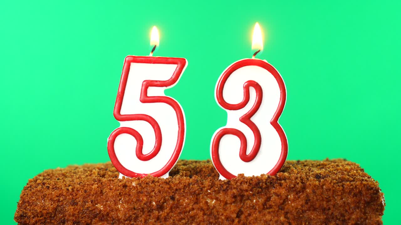 pastel con el número 53 vela encendida. llave de croma. pantalla verde. aislado