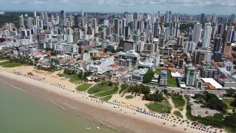 toma panorámica de la famosa ciudad brasileña joao pessoa con rascacielos y playas de ciudades tropicales