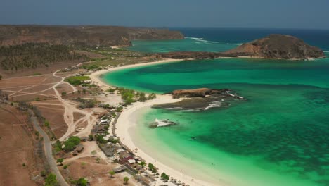 la playa de arena blanca de tanjung aan en lombok, indonesia durante un día soleado