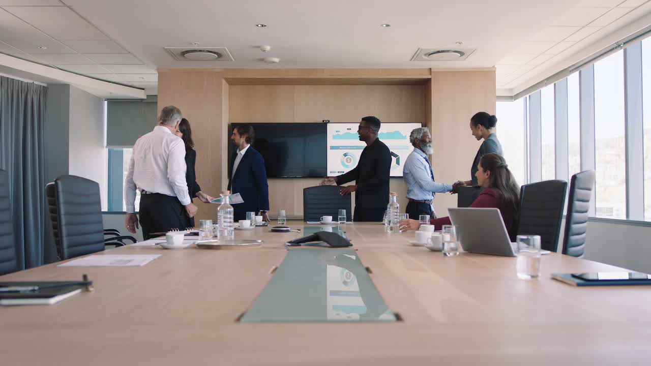 사업가 들 이 이사회실 에서 손을 잡고 회의 를 준비 하고 고객 과 협력 하고 주주 들 과 협력 하고 회사 사무실 에서 파트너십 거래 를 계획 하고 있다