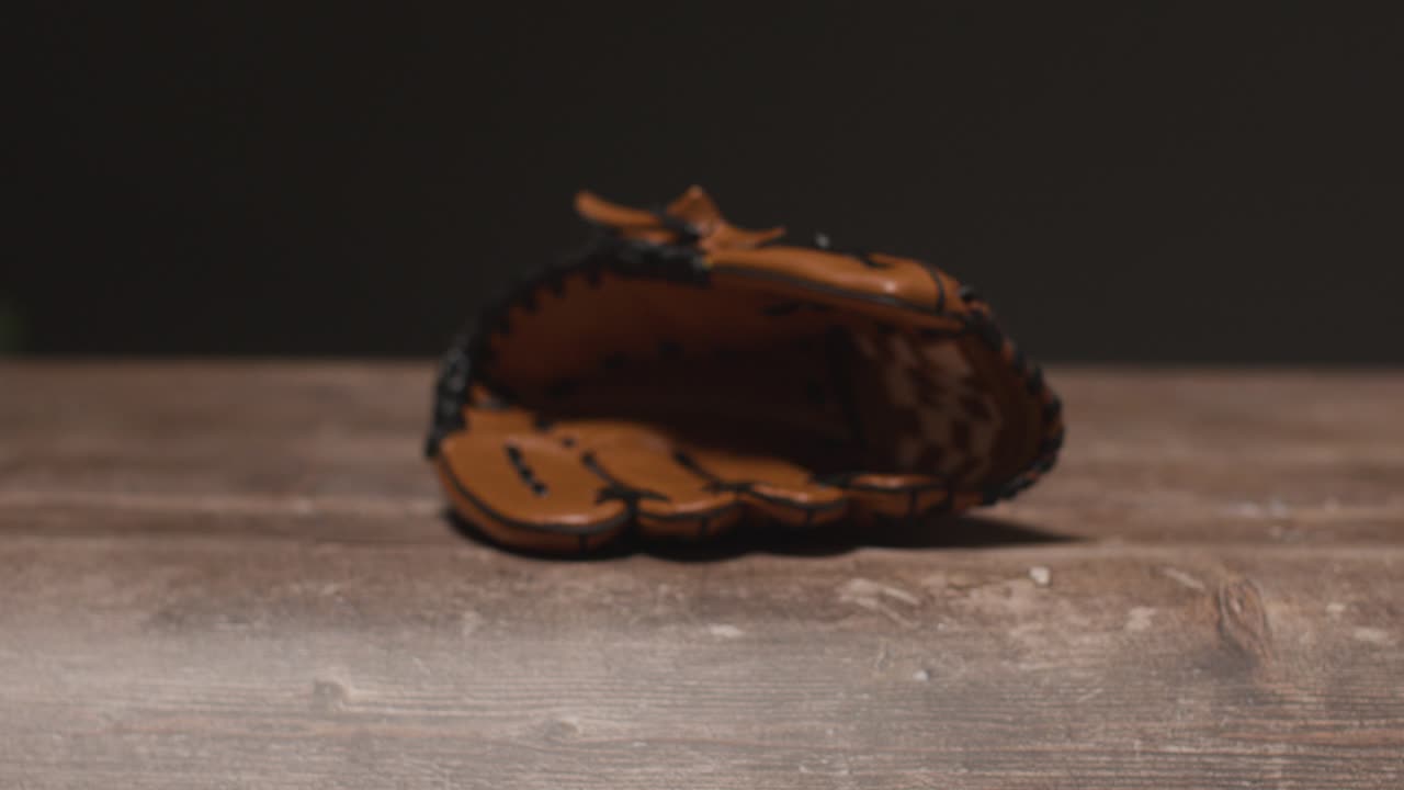 близко к студии бейсбола натюрморт с ловцами перчатка на деревянном полу 1