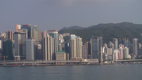 mirando a través de la bahía al horizonte de hong kong