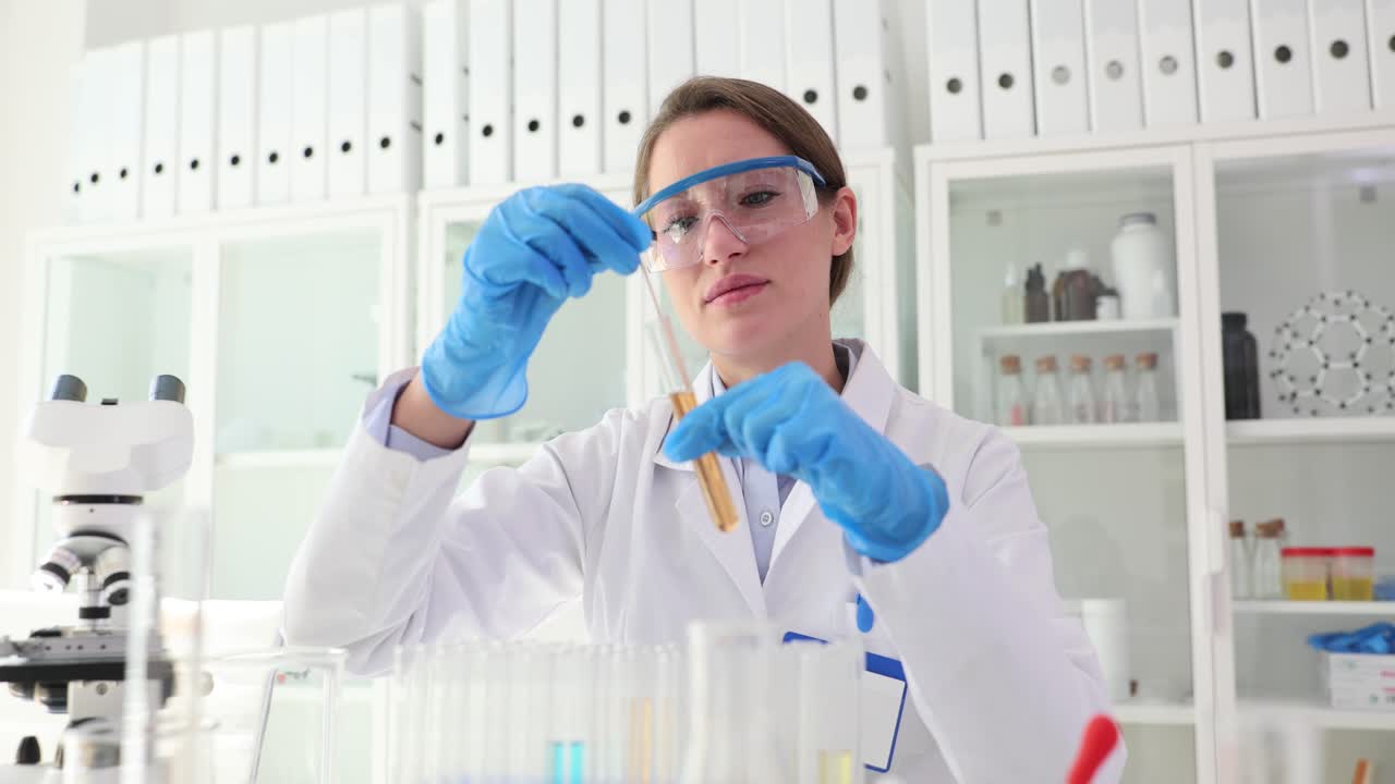 Scienziato in laboratorio esamina provetta