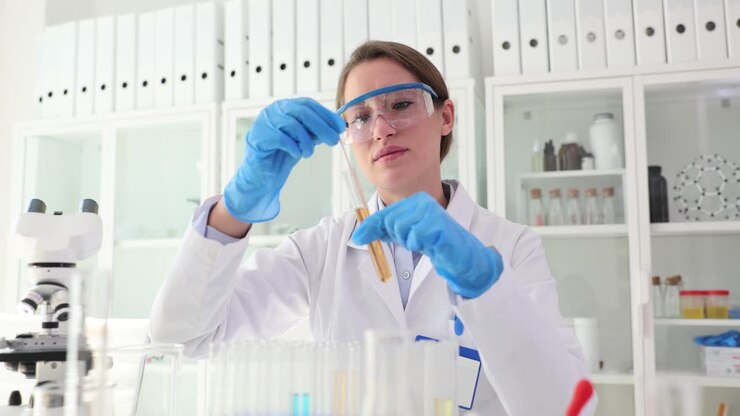 Scienziato in laboratorio esamina provetta