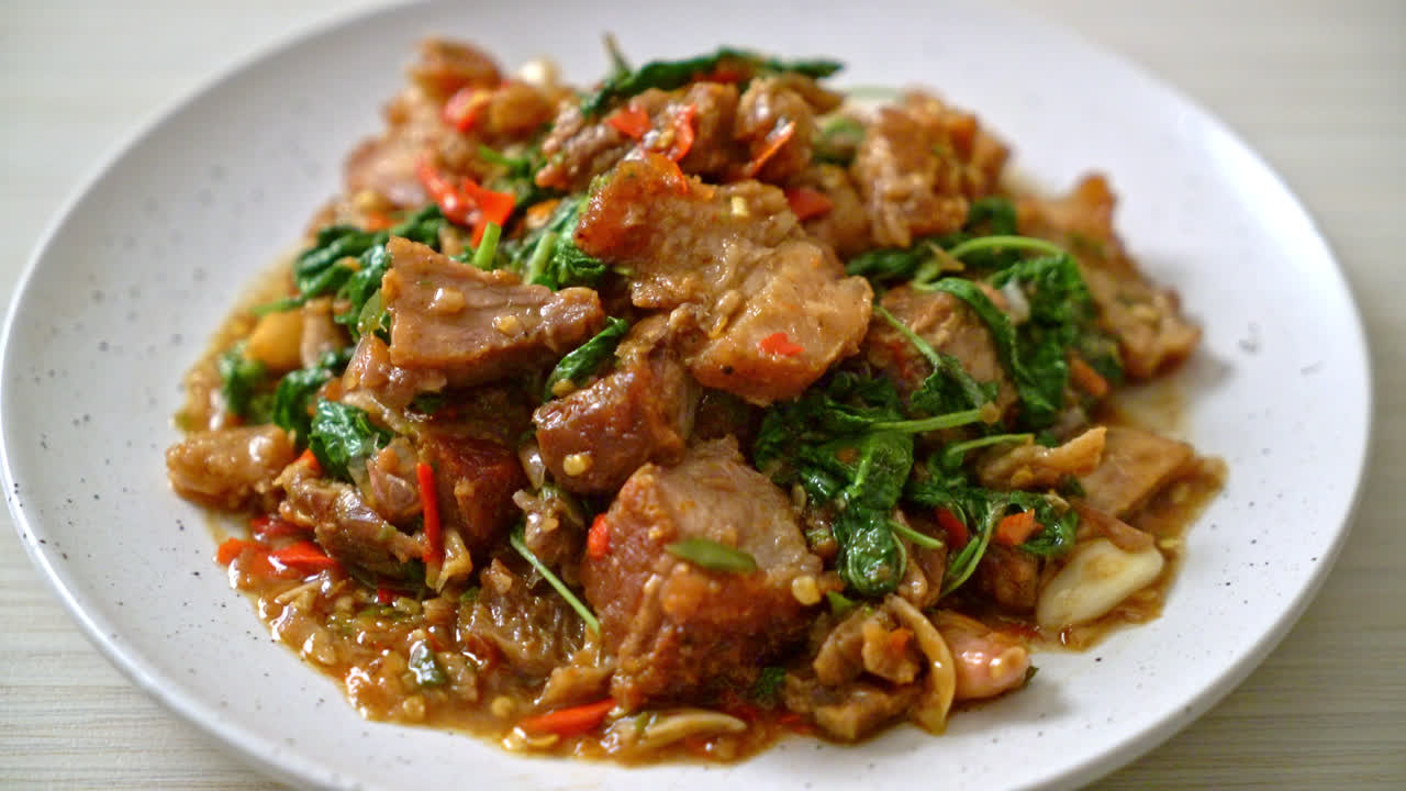 바삭한 삼겹살과 바질 볶음 - 아시아 현지 길거리 음식 스타일