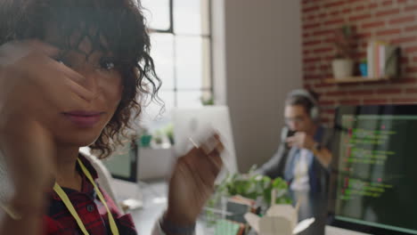 retrato de una mujer afroamericana programadora codificando software de seguridad de red para una empresa nueva desarrolladora web profesional sonriendo disfrutando de escribir código en la pantalla de la computadora en una oficina exitosa