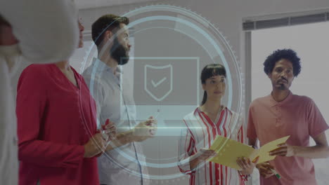 animación de escaneo de alcance con texto de seguridad cibernética sobre diversas personas de negocios que trabajan en la oficina