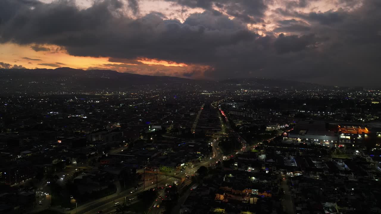 vista del atardecer en el sur de bogotá, vista de monserrate y el centro de la ciudad