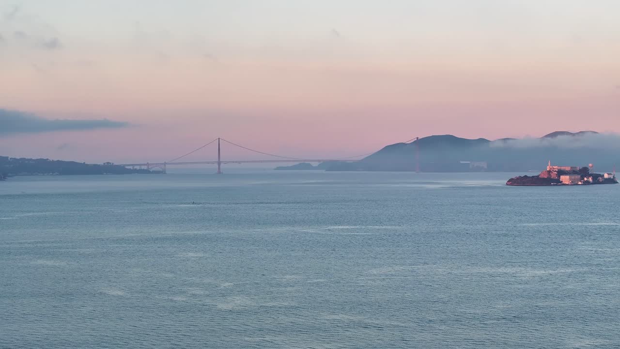 알카트라즈 섬과 골든 게이트 브릿지, 해가 뜨는 미국