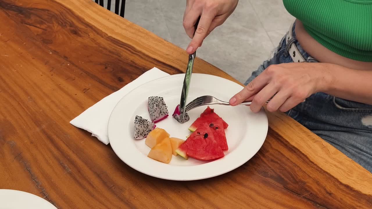 mujer comiendo ensalada de frutas