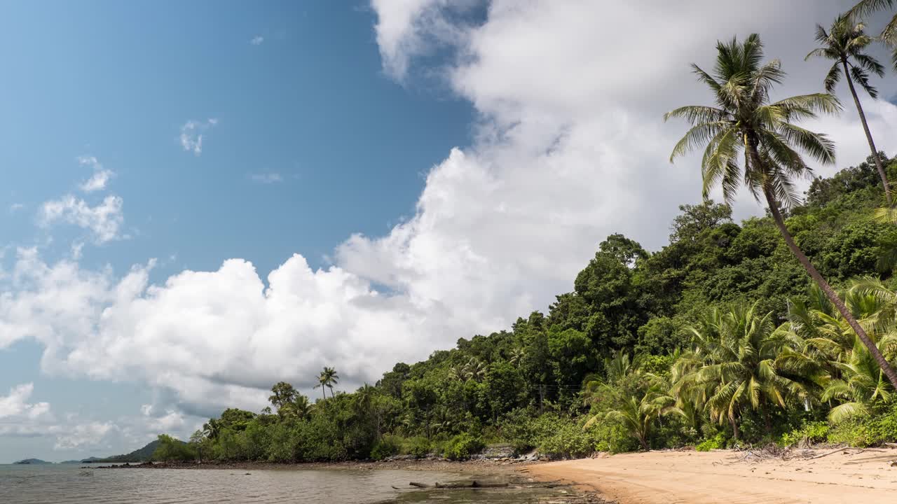 lapso de tiempo de una playa en tailandia con cúmulos formando sobrecarga con fondo de selva